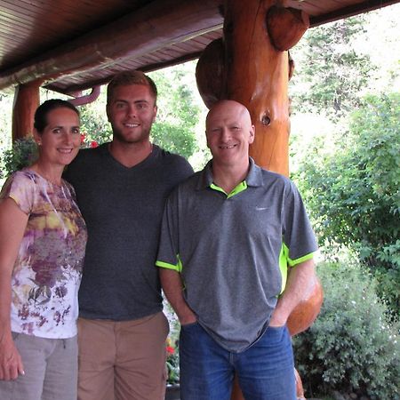 Hitching Post Resort Kelowna Bagian luar foto