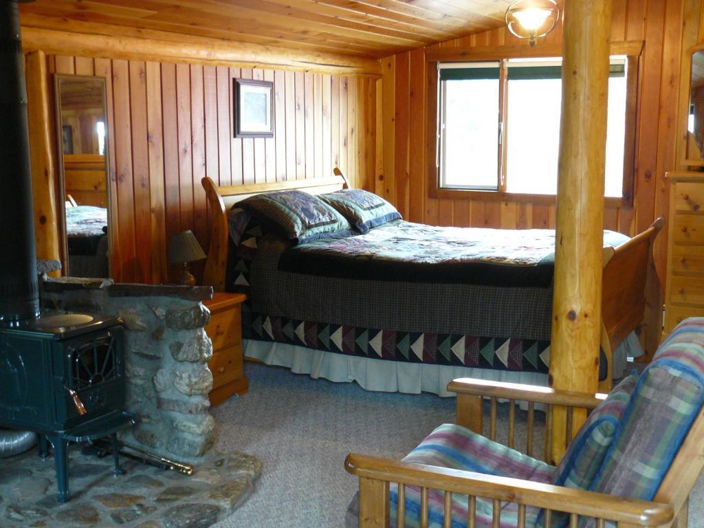 Hitching Post Resort Kelowna Ruang foto