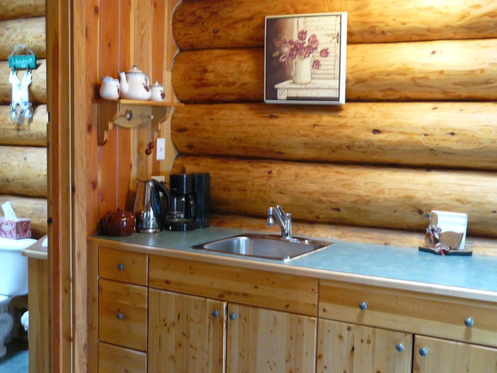 Hitching Post Resort Kelowna Ruang foto