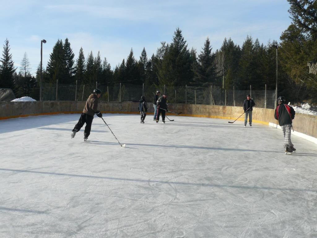 Hitching Post Resort Kelowna Bagian luar foto