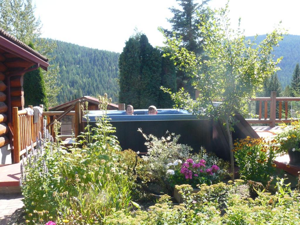 Hitching Post Resort Kelowna Bagian luar foto