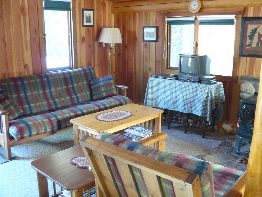 Hitching Post Resort Kelowna Ruang foto
