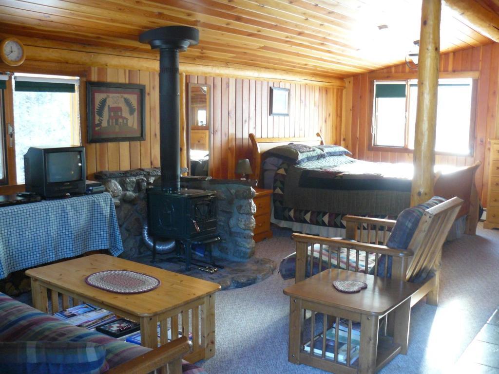Hitching Post Resort Kelowna Ruang foto