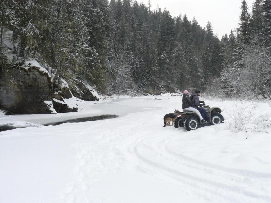 Hitching Post Resort Kelowna Bagian luar foto
