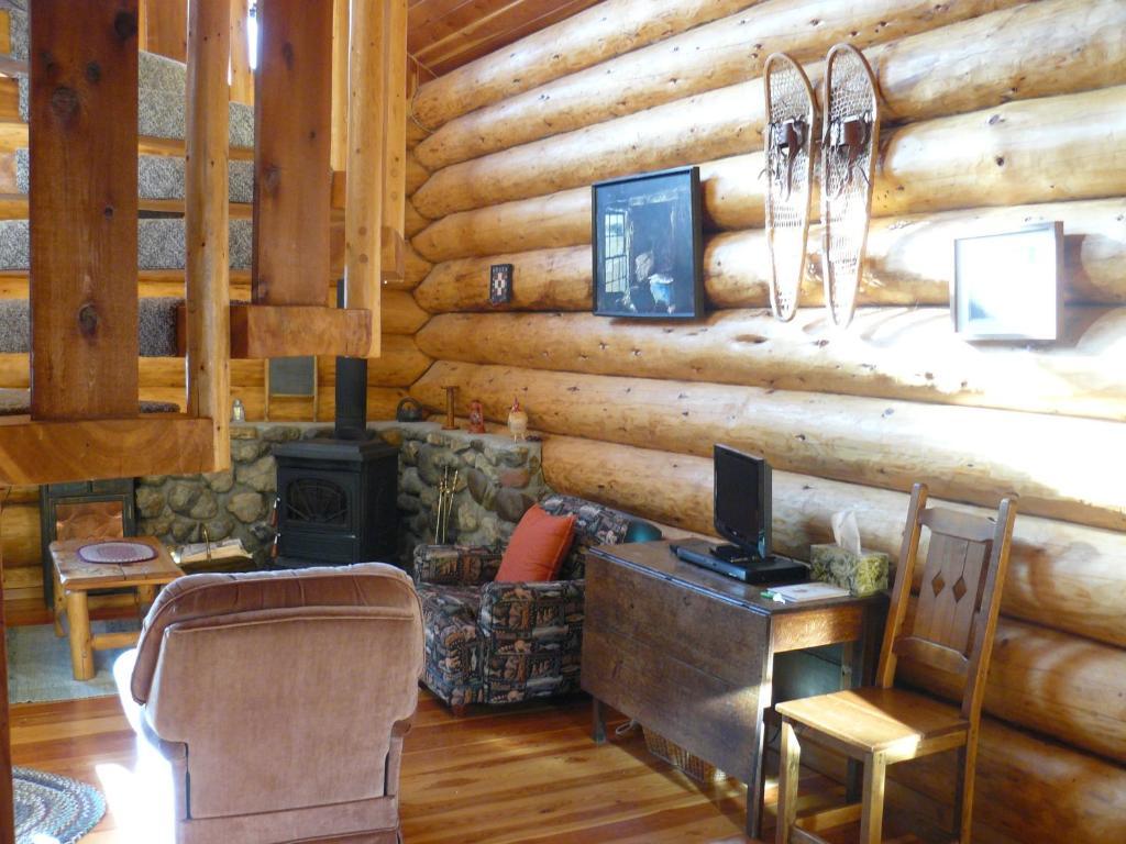 Hitching Post Resort Kelowna Ruang foto
