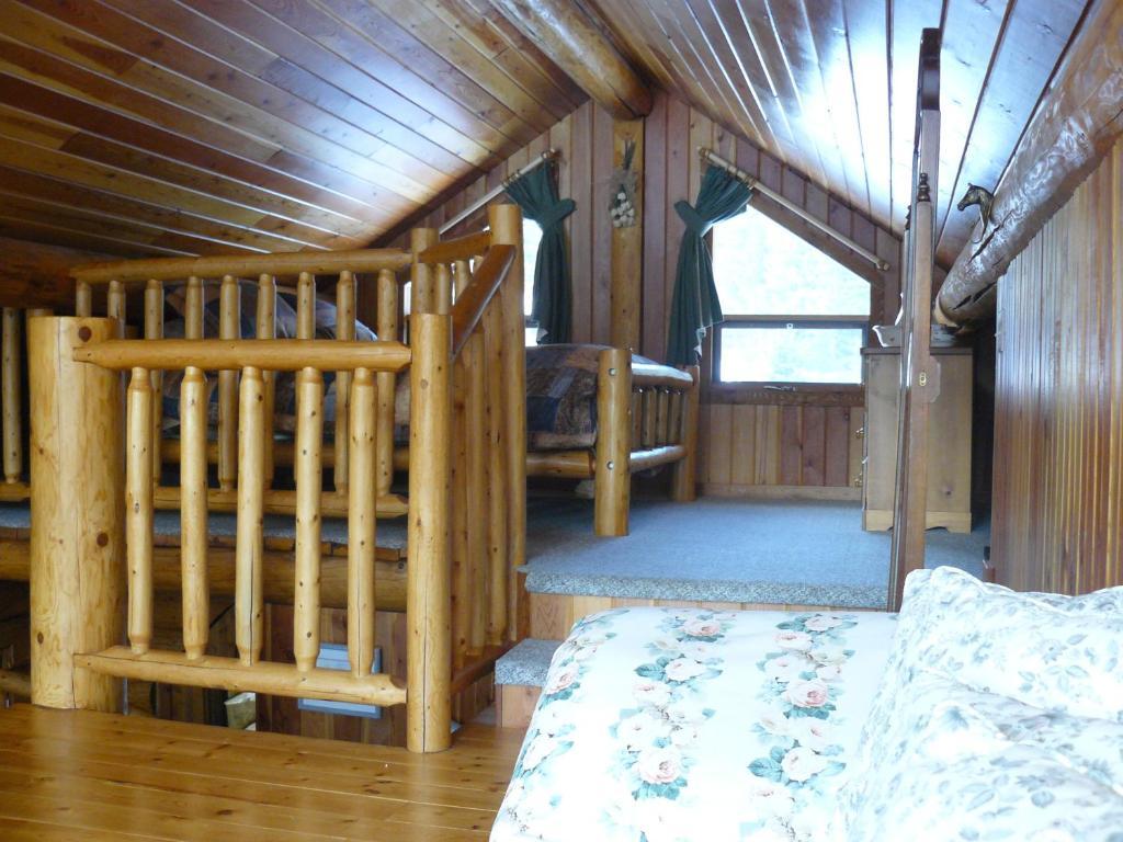 Hitching Post Resort Kelowna Ruang foto