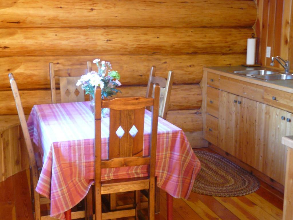 Hitching Post Resort Kelowna Ruang foto