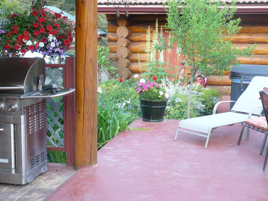 Hitching Post Resort Kelowna Ruang foto