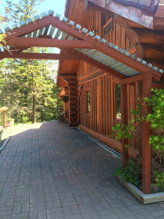 Hitching Post Resort Kelowna Bagian luar foto
