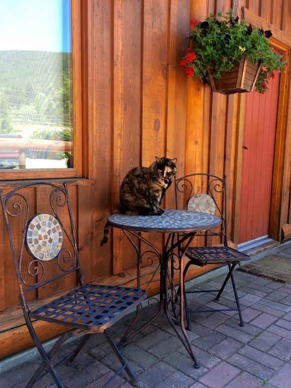 Hitching Post Resort Kelowna Bagian luar foto
