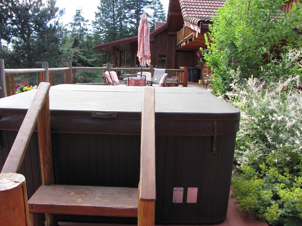Hitching Post Resort Kelowna Bagian luar foto