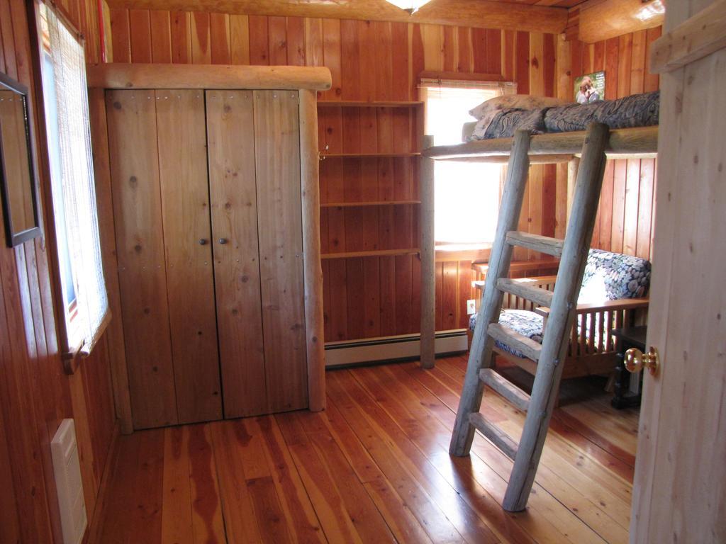 Hitching Post Resort Kelowna Bagian luar foto