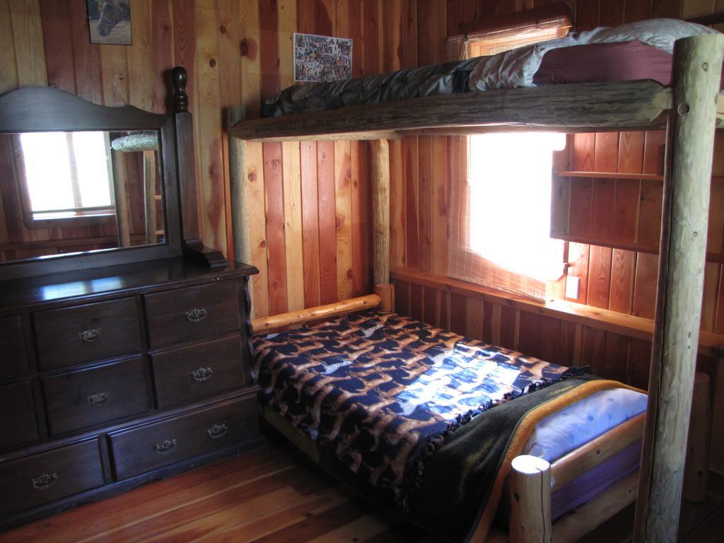 Hitching Post Resort Kelowna Bagian luar foto