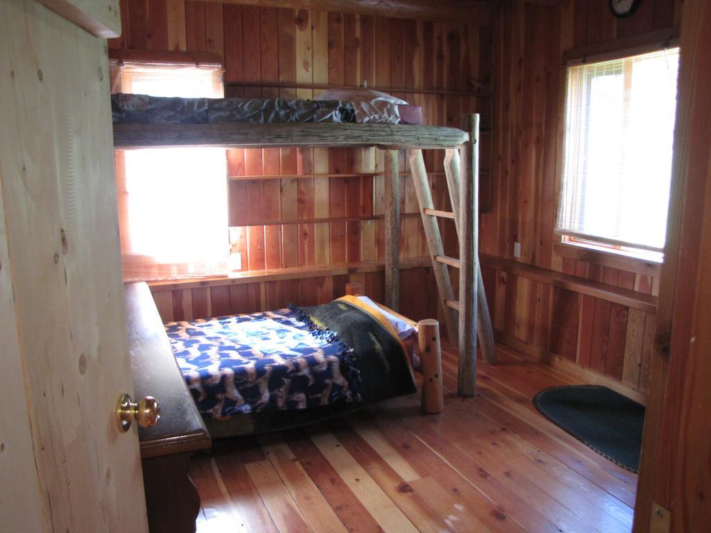 Hitching Post Resort Kelowna Bagian luar foto