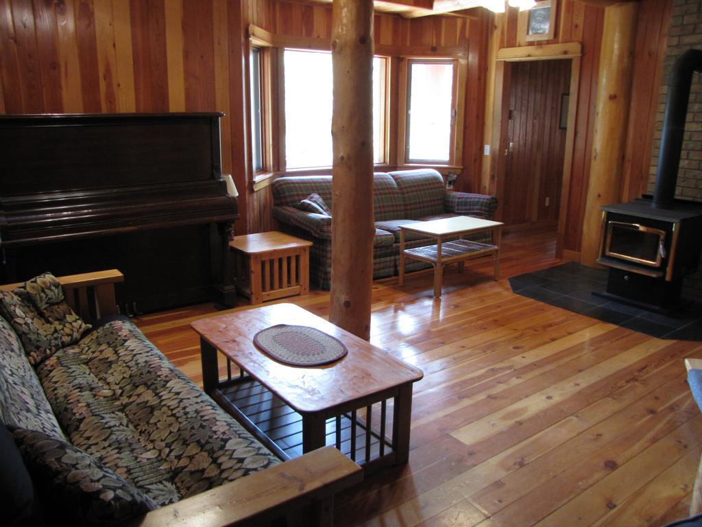 Hitching Post Resort Kelowna Bagian luar foto