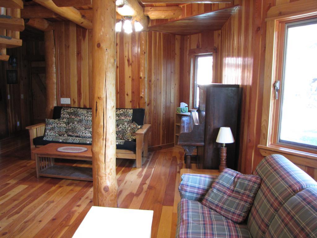 Hitching Post Resort Kelowna Bagian luar foto