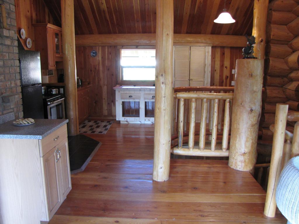 Hitching Post Resort Kelowna Bagian luar foto