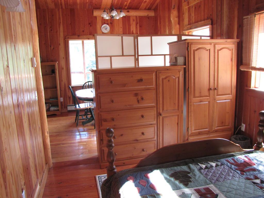 Hitching Post Resort Kelowna Bagian luar foto