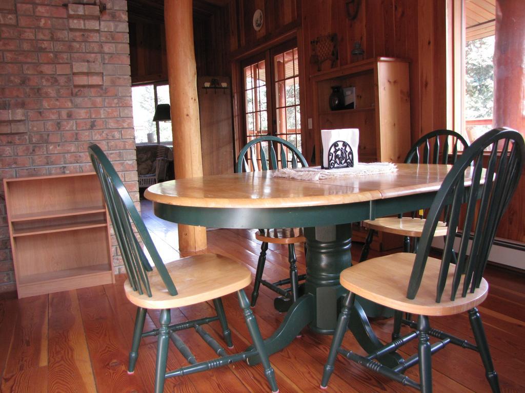 Hitching Post Resort Kelowna Bagian luar foto