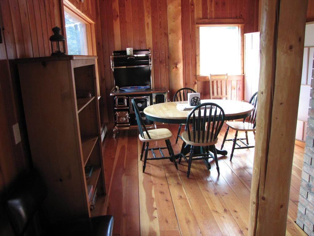 Hitching Post Resort Kelowna Bagian luar foto