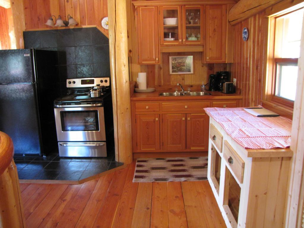Hitching Post Resort Kelowna Bagian luar foto