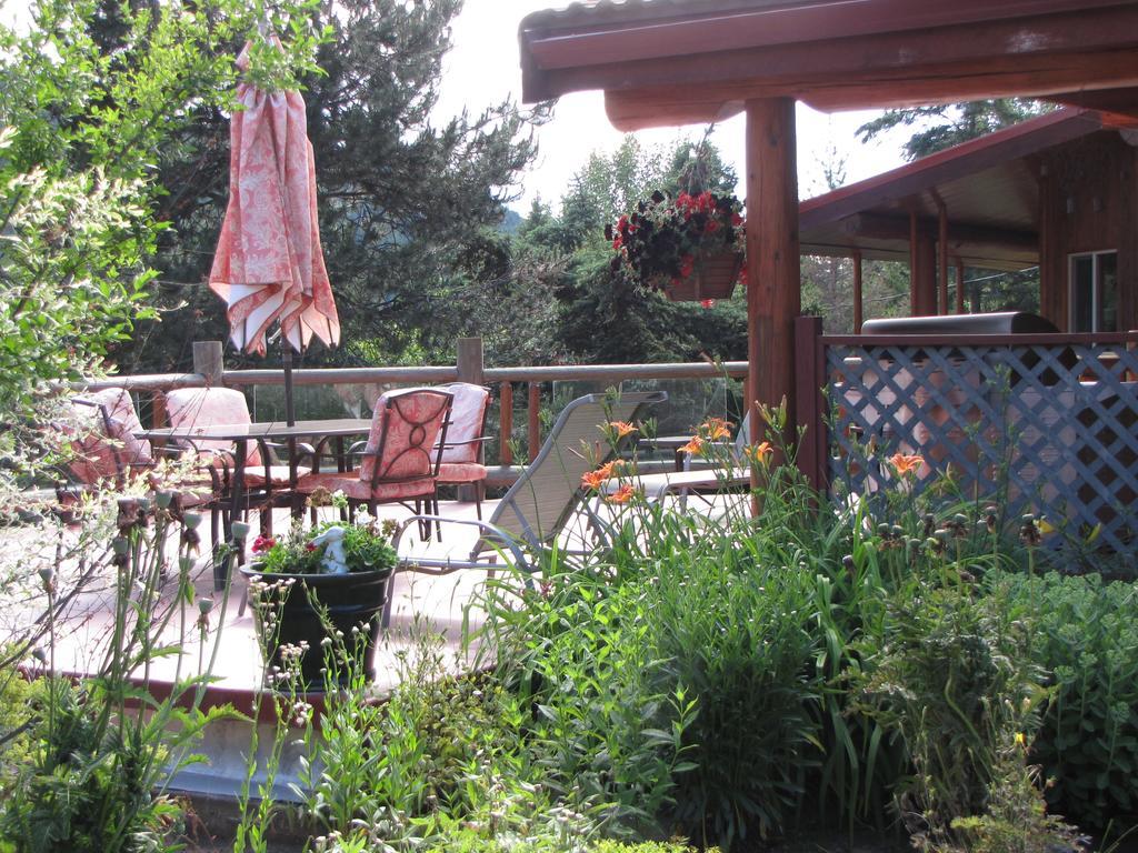 Hitching Post Resort Kelowna Bagian luar foto