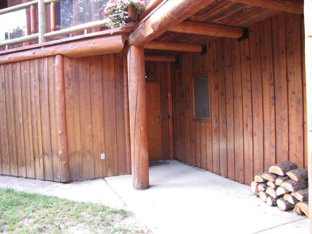 Hitching Post Resort Kelowna Bagian luar foto