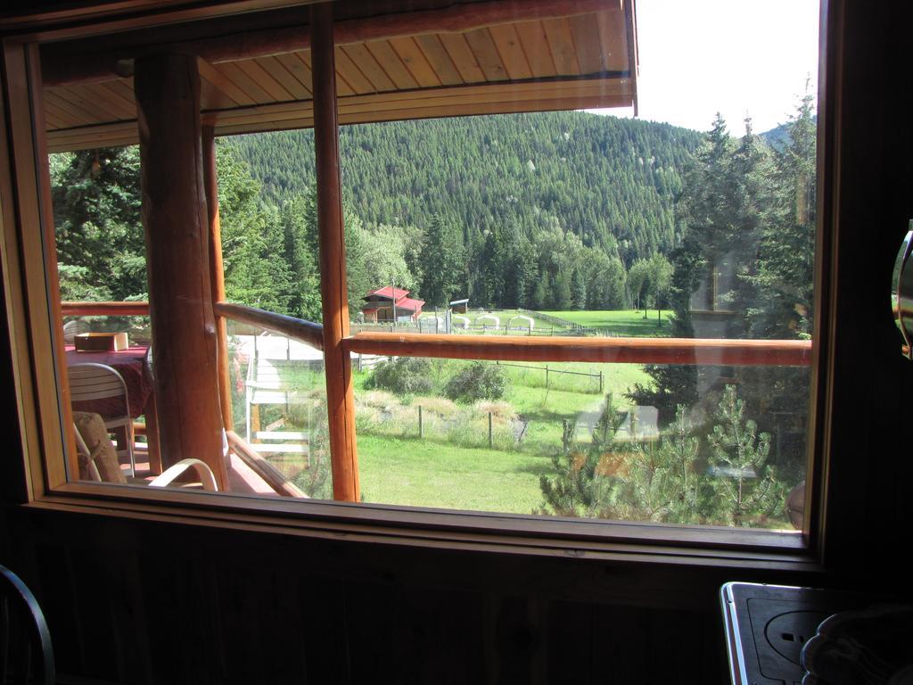 Hitching Post Resort Kelowna Bagian luar foto