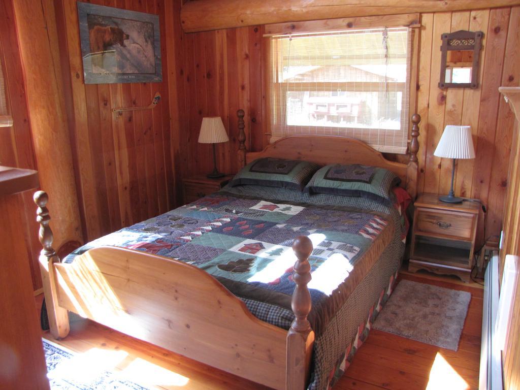 Hitching Post Resort Kelowna Bagian luar foto